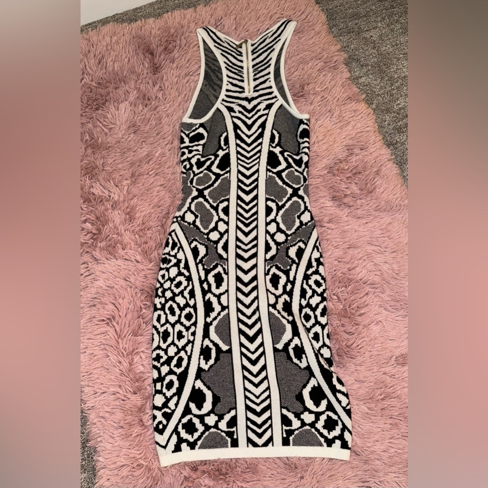 The dress is in perfect condition, I have never worn it, it is very pretty !
